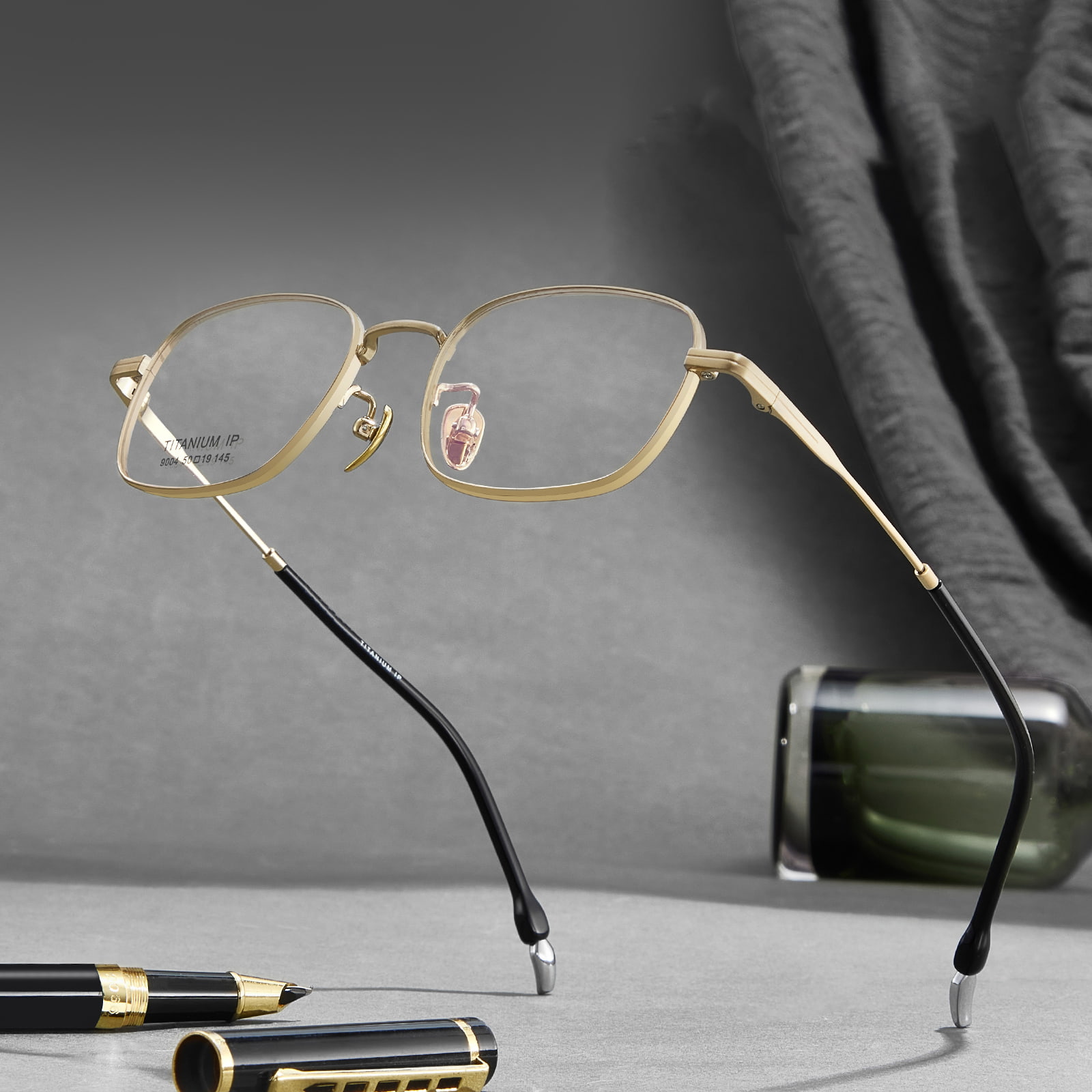 9004 Rutschfeste Brille aus reinem Titan mit breitem Rand