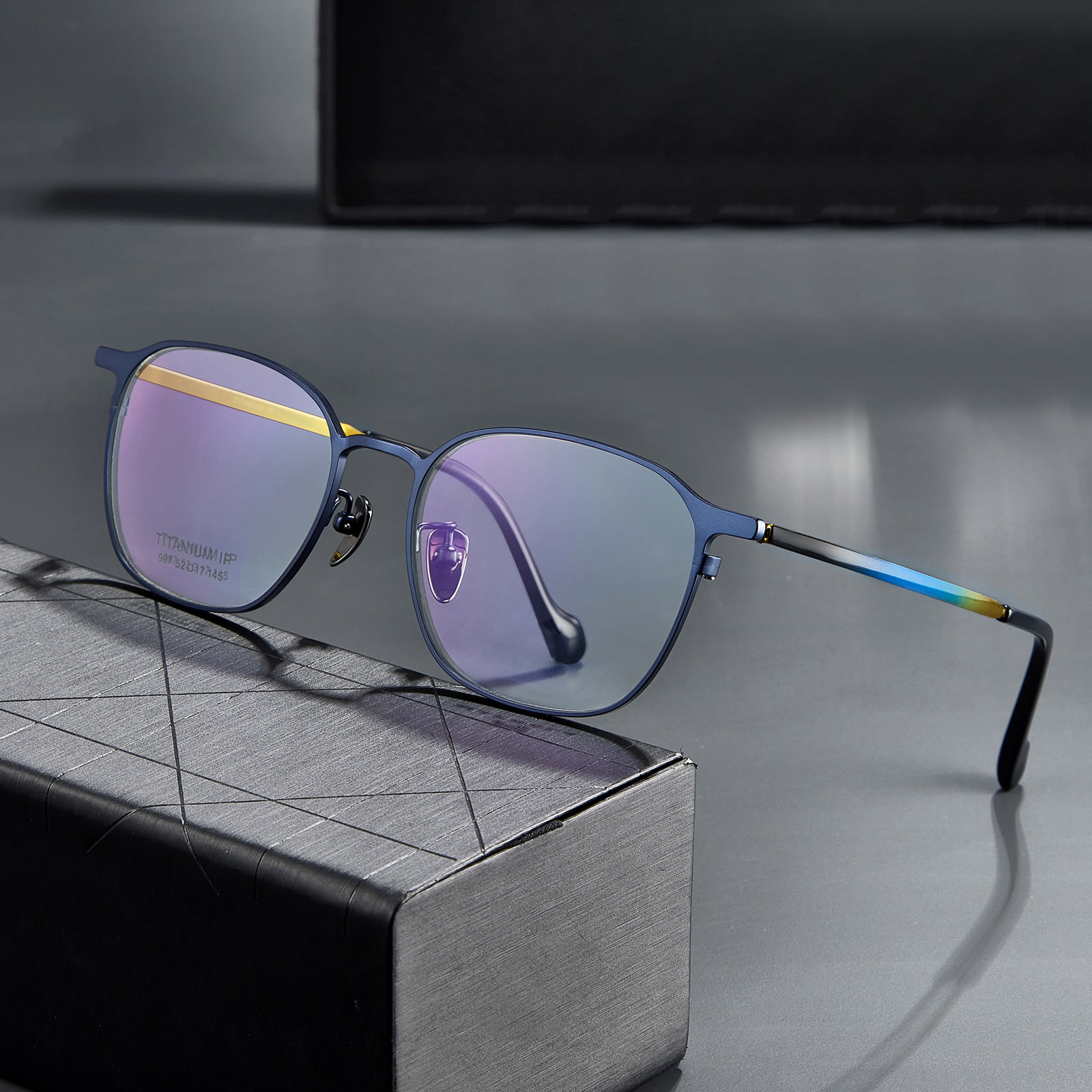 987 Schlichte Farbverlaufsbügel-Brille aus reinem Titan