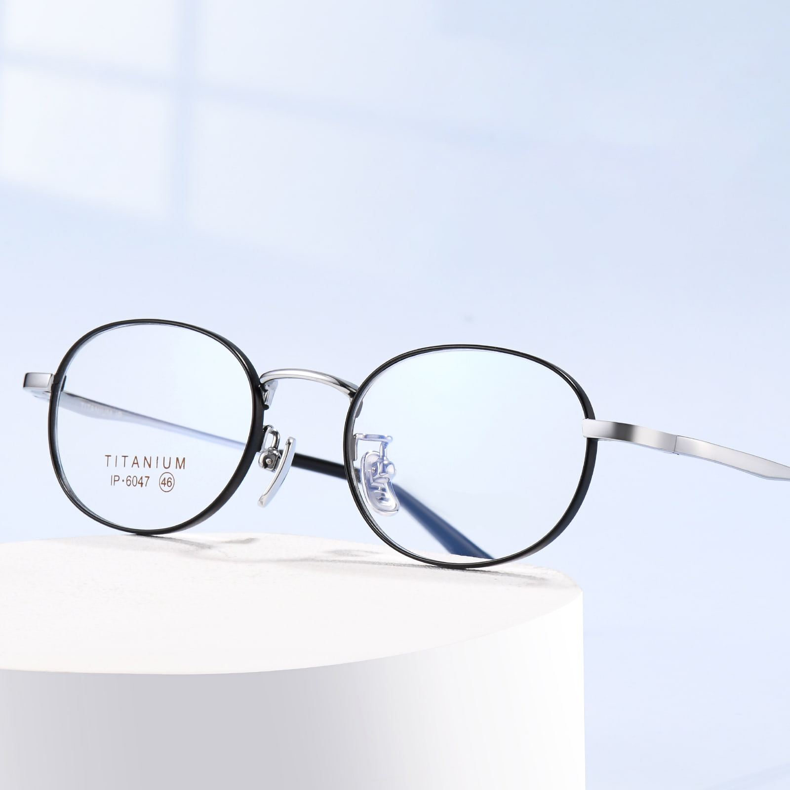 6047 Exquisite, antiallergische Brille aus reinem Titan mit breitem Rand