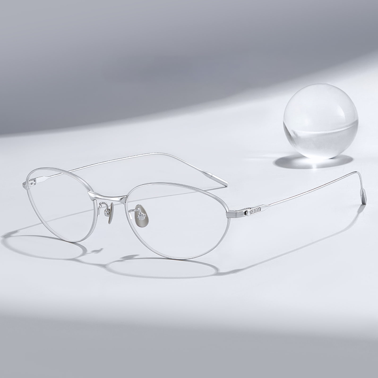 Fade Ovale Cat-Eye-Brille aus reinem, farbintensivem Titan