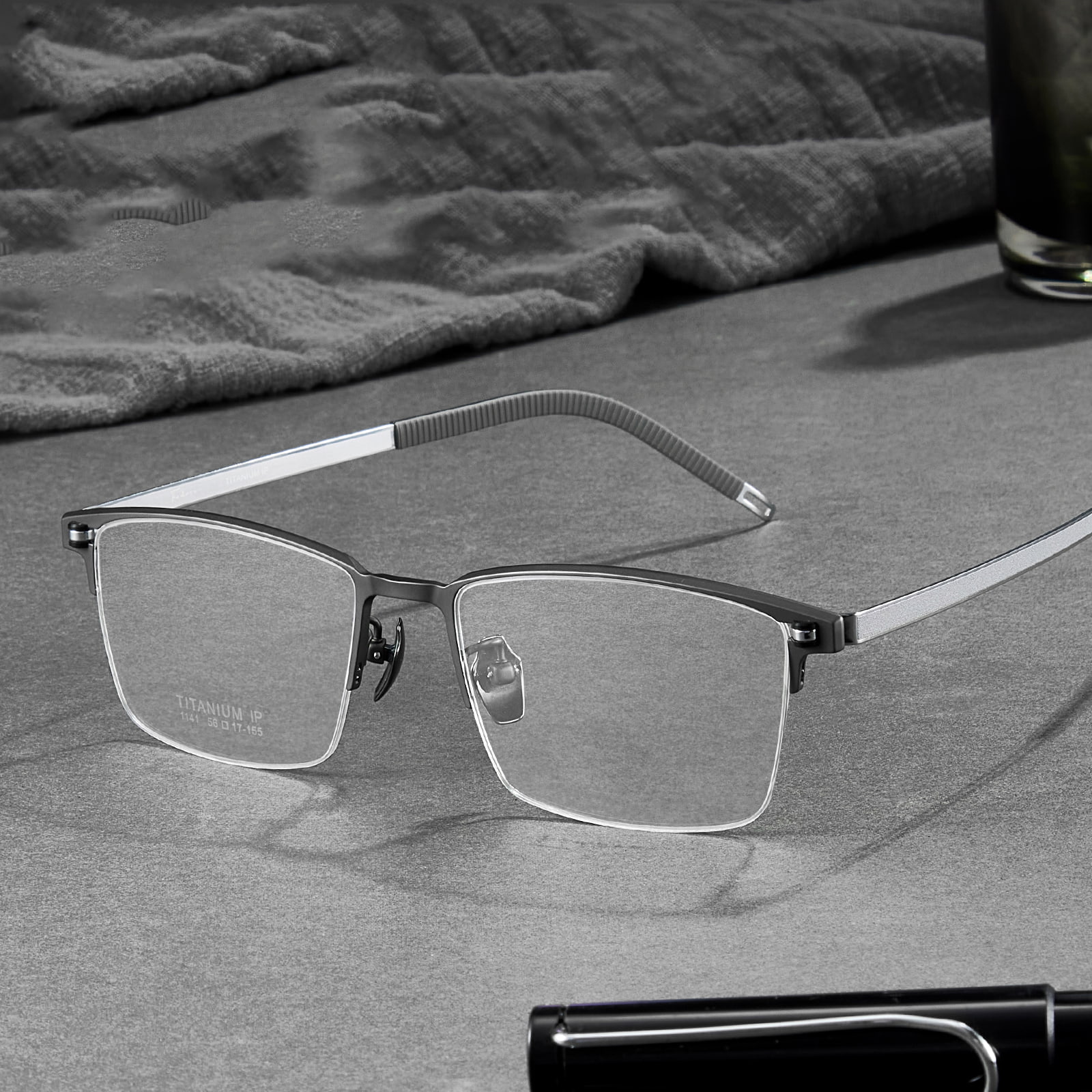 1141 Halbrahmen-Brille aus gebürstetem, unlackiertem reinem Titan