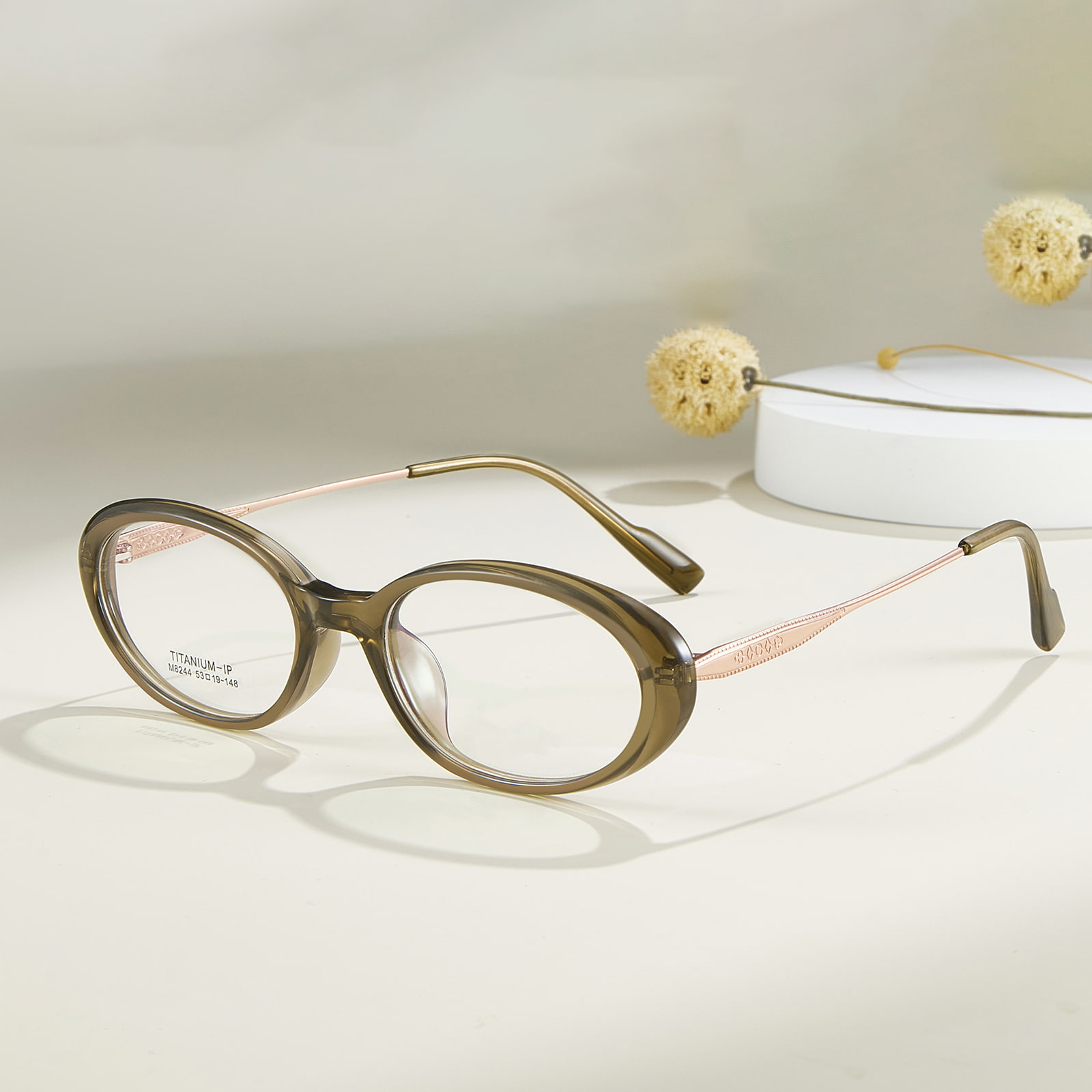 M8244 Ovale, korrosionsbeständige β-Titanbrille mit breitem Rand