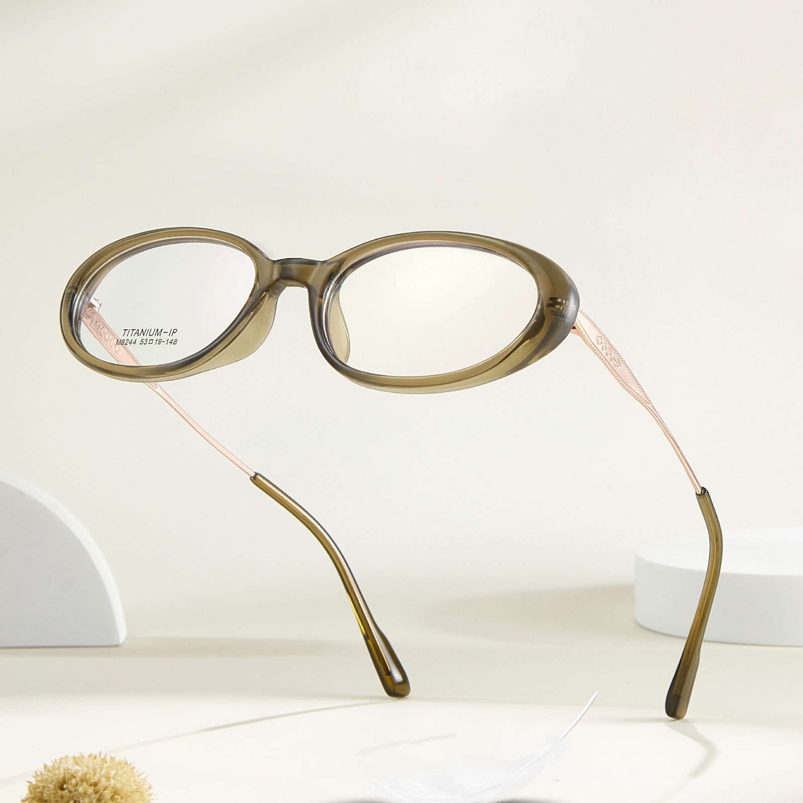 M8244 Ovale, korrosionsbeständige β-Titanbrille mit breitem Rand