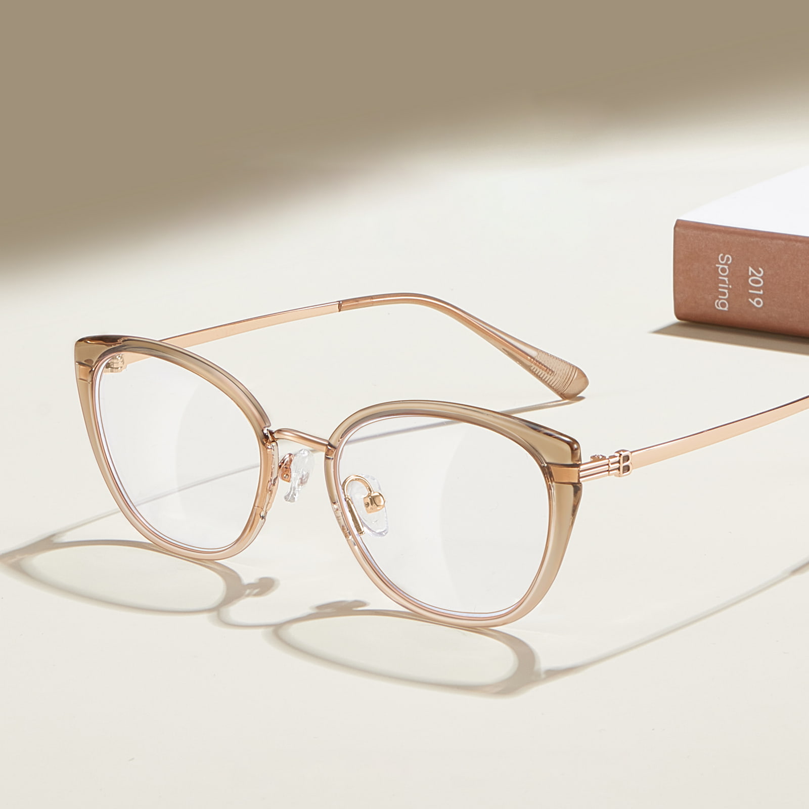 210448 Klare Cat-Eye-Brille mit gestreiften Buchstaben und Anti-Blaulicht-Brille