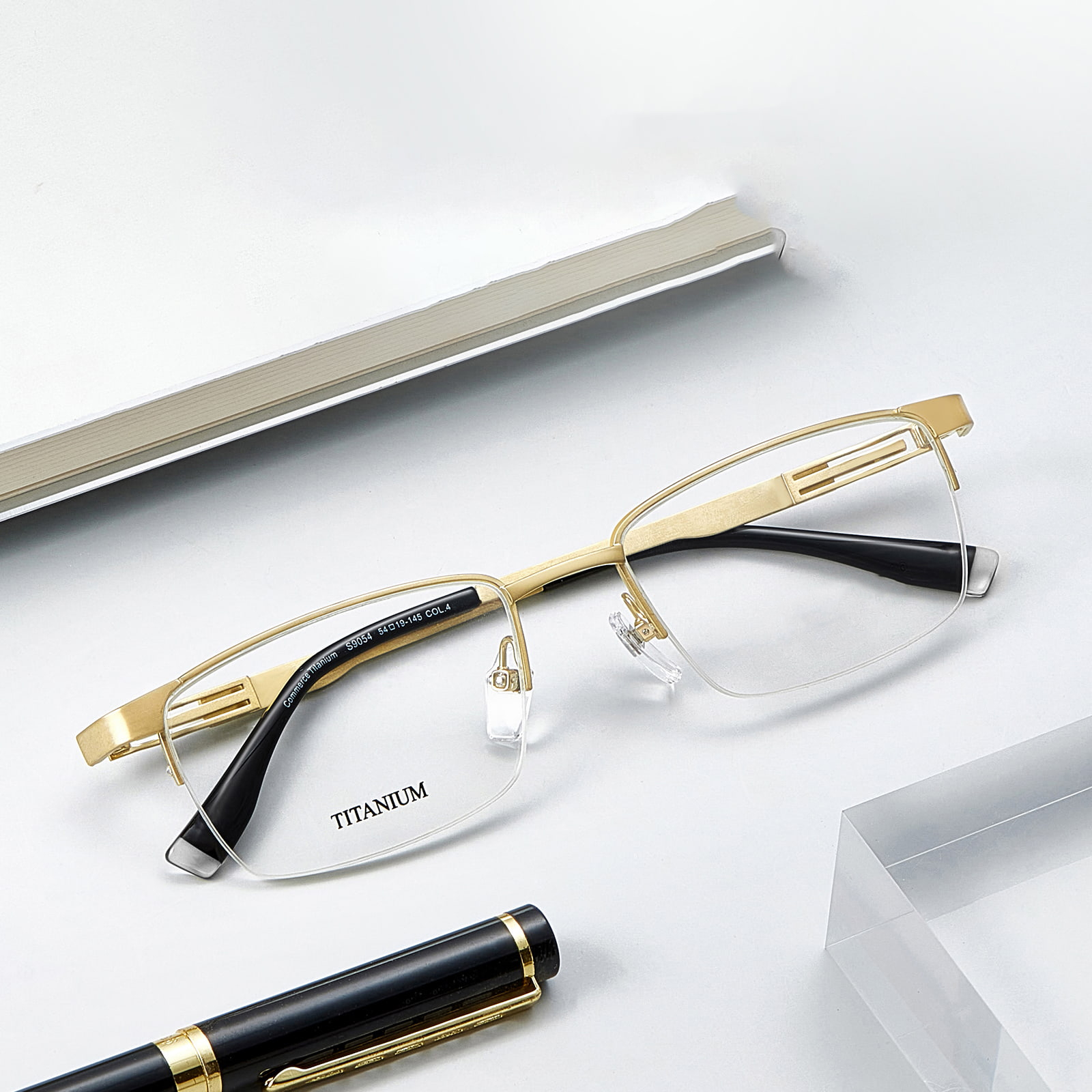 S9054 Leichte und lichtbeständige Brille aus reinem Titan